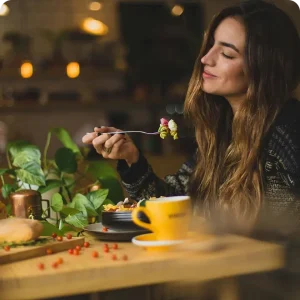 Une personne qui mange avec le sourire