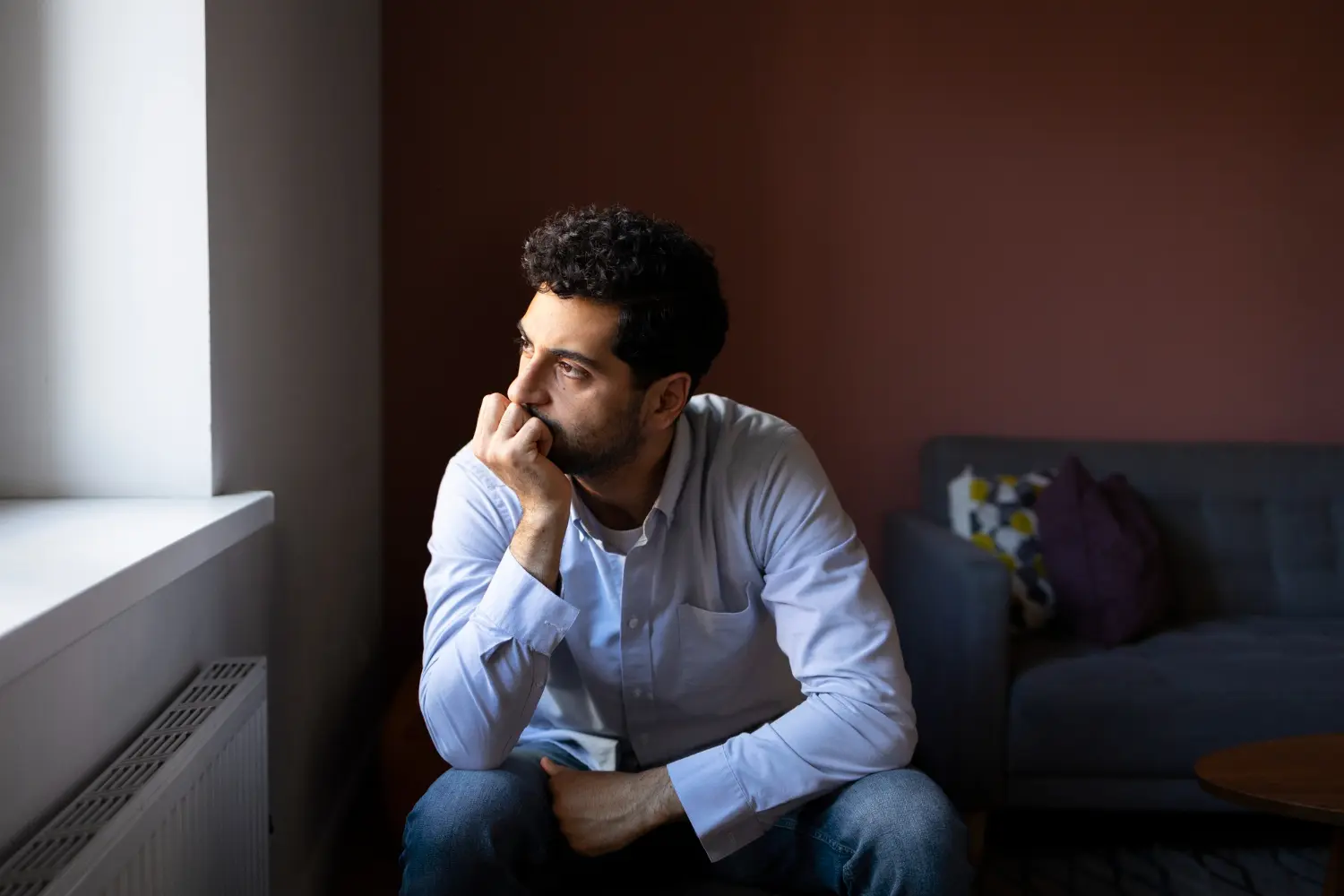 Un homme pensif à l'air anxieux.