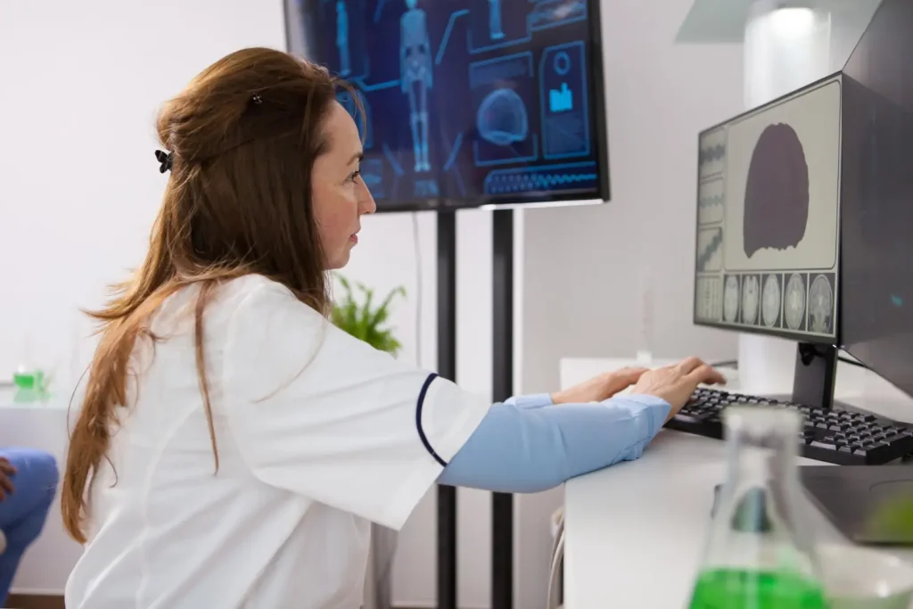Une médecin observe une radiographie du cerveau pour mesurer les effets de l'état hypnotique.