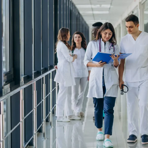 un professionnel de la santé consulte un dossier