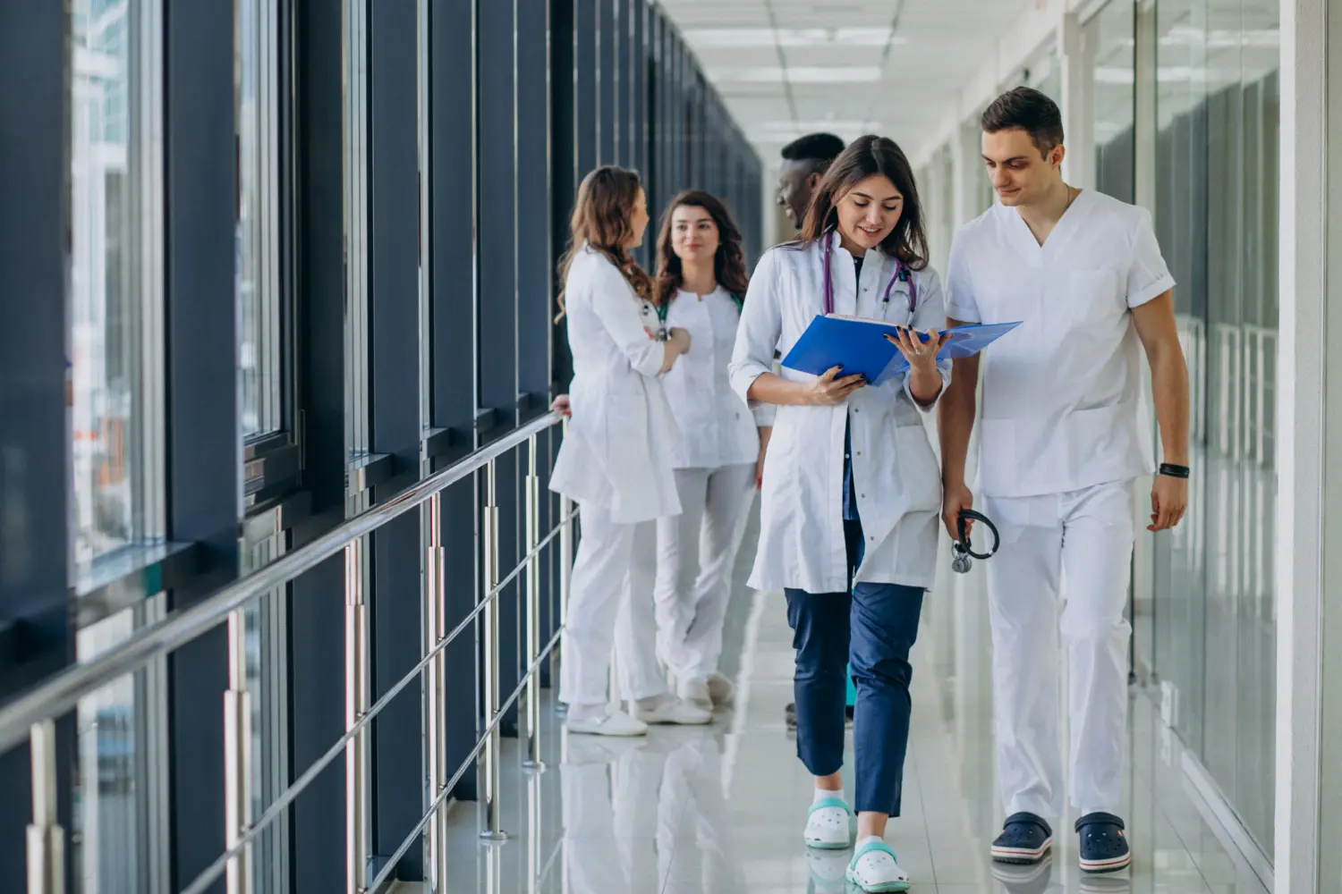 un professionnel de la santé consulte un dossier